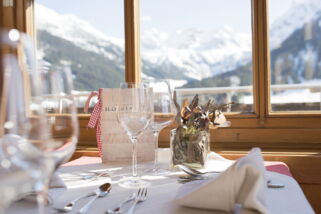 Dere Ausblick auf die Berge beim Essen im Wirtshaus Hoheneck in Mittelberg im Kleinwalsertal