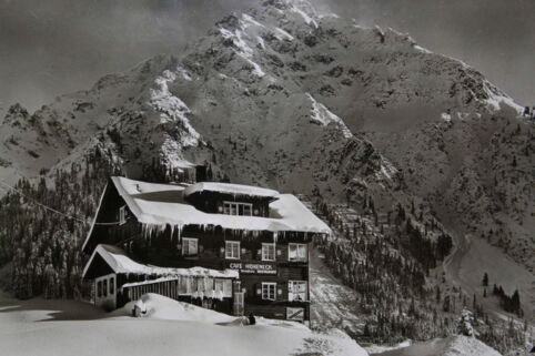 Das Wirtshaus Hoheneck in Mittelberg im Kleinwalsertal vor vielen Jahren im Winter