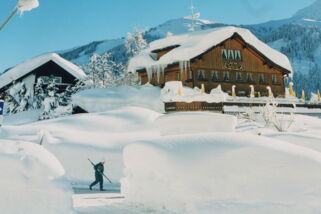 Das Wirtshaus Hoheneck in Mittelberg im Kleinwalsertal vor vielen Jahren im Winter